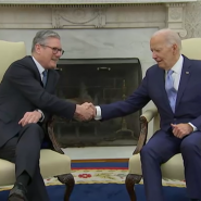Le nouveau Premier ministre britannique Keir Starmer a été reçu mercredi à la Maison Blanche par Joe Biden, le président américain saluant un allié clé sur les questions internationales, dont la guerre en Ukraine.
Nous sommes les meilleurs alliés du monde, a déclaré Joe Biden en serrant la main du dirigeant britannique, qui vient de prendre ses fonctions après une victoire écrasante des travaillistes aux élections législatives.
Le Royaume-Uni est comme un noeud qui unit l'Alliance transatlantique, a encore dit le dirigeant démocrate.
Keir Starmer, qui fait ses premiers pas sur la scène internationale à l'occasion du sommet de l'Otan à Washington, a quant à lui salué cette relation spéciale, plus forte que jamais.