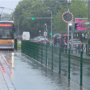 Un tram de la STIB à l'arrêt à Bruxelles: la station est totalement inondée.