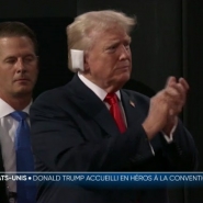 Donald Trump est arrivé lundi, pansement sur l'oreille, à la convention républicaine de Milwaukee, accueilli par une foule survoltée qui l'a longuement ovationné debout.
L'ancien président, 2 jours après avoir réchappé à une tentative d'assassinat, a été désigné candidat pour la présidentielle.