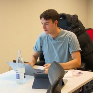 Conner Rousseau retrouve son poste de président des socialistes flamands. Il a été réélu à la tête de Vooruit et succède à Melissa Depraetere qui assurait l'intérim. Conner Rousseau avait dû démissionner fin 2023 après avoir tenu des propos racistes à la fin d'une soirée trop arrosée.