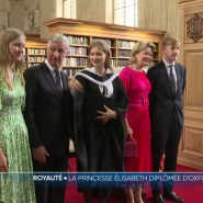 Elisabeth est officiellement diplômée en histoire et politique à l'Université d'Oxford. C'est entourée de sa famille qu'elle a assisté à la cérémonie cet après-midi après avoir passé 3 ans en Grande-Bretagne. Une cérémonie qui s'est clôturée par le traditionnel lancer de chapeaux.