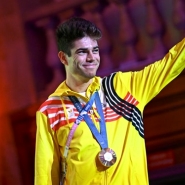 Hier soir, Remco Evenepoel et Wout van Aert ont été accueillis en héros à la Belgium House, le quartier général des athlètes belges. Ils ont célébré leurs médailles obtenues en une seule compétition. L'occasion de partager leur joie avec les fans belges.
