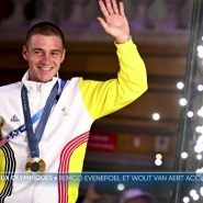 Hier soir, Remco Evenepoel et Wout van Aert ont été accueillis en héros à la Belgium House, le quartier général des athlètes belges. Ils ont célébré leurs médailles obtenues en une seule compétition. L'occasion de partager leur joie avec les fans belges.