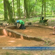 Des étudiants en archéologie et histoire de l'art de l'université de Namur fouillent le site. La nécropole abrite des tombes remontant à l'âge du fer. On y retrouve des objets datant de 2.000 ans avant Jésus-Christ. Un véritable joyau du patrimoine archéologique wallon à découvrir.