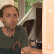 Sébastie, propriétaire à Laeken, a entamé des travaux dans son logement. Il a échelonné ces travaux sur 2 ans, et comptait sur la prime Rénolution. Il a donc pris en compte la prime dans son budget. Mais Sébastien pourrait ne pas toucher cette prime, à cause de documents administratifs qui mettent trop de temps à arriver...