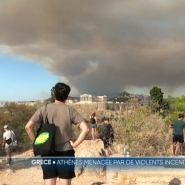 La protection civile grecque a ordonné lundi l'évacuation de nouvelles localités de la banlieue nord-est d'Athènes, après celle de la ville de Marathon la veille, face à un violent incendie qui a démarré dimanche et se rapproche rapidement de la capitale.