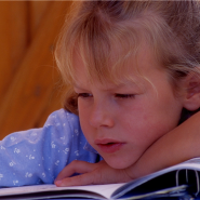 Compiti delle vacanze: In latino, ne avevamo delle copie da preparare per l'inizio dell'anno scolastico, ricorda Marie-France