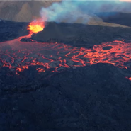 Les éruptions volcaniques peuvent varier considérablement en intensité et en impact, allant de coulées de lave fluides à des explosions cataclysmiques. Mais comment se produisent-elles ?