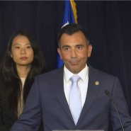 Cinq personnes, dont deux médecins, sont poursuivies en lien avec la mort de l'acteur vedette de la série Friends, Matthew Perry, après une surdose de kétamine l'année dernière, ont annoncé jeudi les autorités.