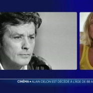 Charlotte Vanbever évoque la beauté de l'acteur décédé à l'âge de 88 ans. Une beauté qui lui avait permis de tout obtenir disait-il. Son magnétisme attirait aussi les femmes qui ont joué un rôle très important dans sa vie. Evocation d'un homme solaire à la part d'ombre revendiquée.