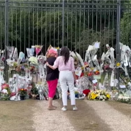 Trois jours après la mort de son père, Anouchka Delon se recueille devant les grilles de la dernière demeure de l'acteur à Douchy (Loiret) où des bouquets de fleurs ont été déposés par les fans.