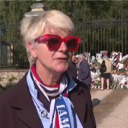 Cinq jours après la mort d'Alain Delon, des fans venus de différentes régions de France se recueillent devant la propriété de l'acteur à Douchy (Loiret), où auront lieu ses obsèques.