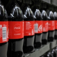 Coca-Cola et Schweppes temporisent sur les microplastiques trouvés dans leurs bouteilles