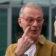 Après plus de 40 ans passés à l'antenne, Jacques van den Biggelaar, l'une des figures phares de RTL tvi, tire sa révérence. Pour célébrer le départ de Jacques van den Biggelaar, ses amis et ses collègues ont organisé des surprises inoubliables.