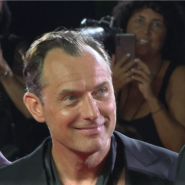 Jude Law et l'équipe de The Order ont foulé le tapis rouge de la Mostra de Venise pour présenter leur film en compétition pour le Lion d'or. Le film, réalisé par Justin Kurzel, s'inspire d'une histoire vraie des années 1980, où un agent du FBI, interprété par Jude Law, tente de démanteler un réseau de criminels suprémacistes blancs.