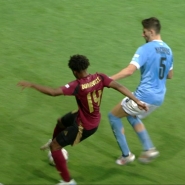 Le jeune joueur de 18 ans a failli marquer son premier but après une action individuelle de grande classe.