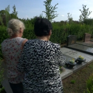 Jean, décédé le 8 janvier, devait être inhumé dans un caveau familial au cimetière de Schaerbeek. Mais, à cause d'une série de confusions administratives, il a été enterré dans le cimetière d'Evere. Cette situation a profondément affecté Marcelle, l'épouse du défunt, qui raconte sa frustration face à cette erreur.
