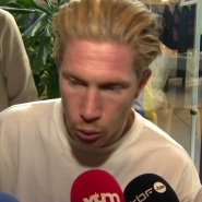 Kevin De Bruyne a rendu visite mardi matin, avec son épouse Michèle Lacroix, à la Maison Ronald McDonald de l'UZ Brussel à Jette. Il n'a pas voulu commenter ses déclarations faites après la défaite contre la France en Ligue des Nations (2-0) : Ce n'est pas le moment de parler de football.