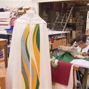 La robe que portera le pape François lors d'une messe en plein air en Belgique est confectionnée à la main à Bruges par Arte Grossé, un atelier de couture spécialisé dans les robes du clergé. La robe de chœur, avec un motif jaune-bleu et vert, ainsi qu'une mitre assortie, a nécessité plus de 30 heures de travail et a coûté environ 2 000 €. Les couturières ont utilisé des tissus de soie colorés, cousus avec du fil d'or pour assurer un ajustement parfait. Inspiré par un modèle porté par l'archevêque Terlinden, le pape François a demandé un modèle similaire mais a simplifié le design de la mitre après avoir donné son avis.