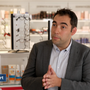 Les pharmaciens jouent un rôle clé dans le système de santé, mais ils ne sont pas responsables de la fixation des prix des médicaments prescrits. Entre conseils, services de santé et gestion des médicaments, ils offrent bien plus qu'un simple comptoir de délivrance.