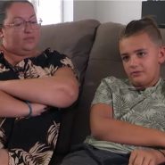 Liam est atteint de la maladie de Charcot-Marie-Tooth (CMT), une maladie neurologique, héréditaire et incurable. La kinésithérapie est la seule chose qui puisse un peu le soulager. Le hic: depuis peu, il n'a plus droit qu'à une séance par semaine, alors que les professionnels de la santé s'accordent à dire qu'il lui en faudrait plus.