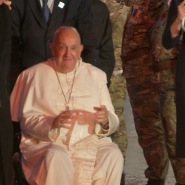 En direct, Mathieu Col et Christophe Giltay commentent l'arrivée du pape à Melsbroek. Sous une météo très belge et très peu clémente, le pape François s'est montré d'excellente humeur à sa descente d'avion