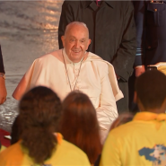 Un moment fort en émotion: le pape François accueilli par une chorale de jeunes enfants à son arrivée en Belgique.