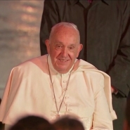 Le Pape François est arrivé hier soir en Belgique où il a été accueilli... par la pluie et des bourrasques de vent. Après une journée passée au Luxembourg, le Pape est apparu fatigué, mais souriant. Retour sur les moments marquant de sa 1ère soirée en Belgique.