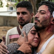 Point de départ de ce énième conflit au Proche-Orient : l'attaque du Hamas du 7 octobre 2023. Une infiltration qui a fait des centaines de morts côté israélien, 251 otages et des milliers de morts dans la bande de Gaza. Un an après, comment vivent ces familles aux destins bouleversés ?