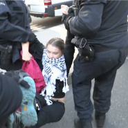 La militante écologiste suédoise Greta Thunberg et plusieurs activistes bloquent le boulevard du Jardin botanique, un axe principal de la capitale belge Bruxelles, pour exiger la fin des subventions accordées aux combustibles fossiles.