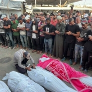 A la veille des commémorations du 7 octobre, Israël continue de traquer le Hamas et de bombarder Gaza. Une mosquée transformée en abri pour déplacés a été touchée, et on dénombre au moins 21 morts. Le décompte des victimes à Gaza fait état de 41.870 morts en un an.