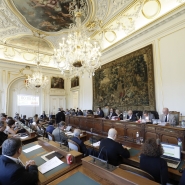 L'image d'illustration montre une réunion du conseil communal de Liège 