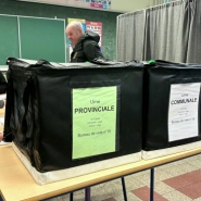 Ce matin, au moment d'ouvrir les bureaux de vote, certains présidents ont été confrontés à quelques difficultés. Certains assesseurs ne sont pas vraiment préparés à cette tâche. Un call center est mis à disposition des assesseurs et présidents qui rencontreraient des difficultés.