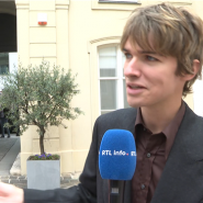 Le roi Philippe et la reine Mathilde poursuivent leur visite d'État en France. Ce mardi midi, ils étaient à l'ambassade de Belgique. Ils y rencontrent des Belges qui ont percé en France.
