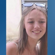 Le corps de la jeune fille présente des traces sur le cou. L'hypothèse d'un étouffement avec un sac plastique est pour l'heure privilégiée. Des expertises complémentaires doivent être réalisées.