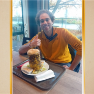 La seconde saison de La Meilleure Friterie est de retour avec son lot de surprises et de saveurs uniques. La friterie de Gembloux attire toute l'attention avec son burger XXL à 12 viandes qui fait sensation. Ingrid, la gérante, n'hésite pas à lancer un défi culinaire au Fan Bus : battre ce record avec un burger encore plus grand.