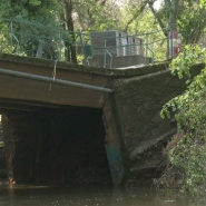 Suite aux intempéries, le pont menant à un domaine privé a été endommagé. Une liste des cas prioritaires doit être dressée. Il y de l'eau et de la nourriture en suffisance.
