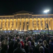 Des milliers de manifestants se sont rassemblés à Tbilissi à l'appel de l'opposition pro-occidentale qui accuse le parti au pouvoir d'être pro-russe et d'avoir volé le scrutin. Washington et Bruxelles soupçonnent des fraudes électorales.