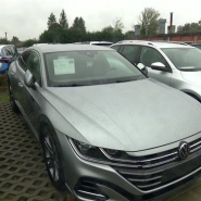 Un site internet qui ressemble beaucoup à celui d'un concessionnaire a attiré de nombreux clients avec des prix cassés, résultant en une arnaque bien organisée. Les clients ont payé des acomptes pour des voitures qui n'existaient pas.