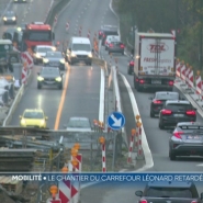 Le chantier du Carrefour Léonard, sur le ring R0 de Bruxelles, enregistre de nouveau du retard. Les travaux ne s'achèveront finalement pas avant avril 2025. De l'amiante a été découvert sur le chantier, et il faut absolument l'évacuer.