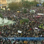Dix jours après les inondations qui ont tué dans la région de Valence, la colère ne retombe pas. Les habitants dénoncent le manque d'organisation du gouvernement et l'abandon du peuple. Une manifestation s'est élancée de Valence pour réclamer la démission du président de la région.