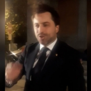 "Mais regardez l'état de la commune", "Arrêtez votre sketch": Georges-Louis Bouchez s'emporte à Forest avant d'être enfariné