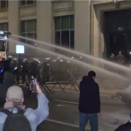 Des affrontements ont eu lieu entre la police et des manifestants lors d'un rassemblement de plusieurs centaines de personnes dans la capitale, organisé en signe de protestation contre la venue du président du Rassemblement National (RN), Jordan Bardella.