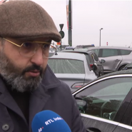 Des dizaines de chauffeurs de taxi de rue bruxellois ont manifesté jeudi matin devant le siège de la plateforme Uber. Ils plaident entre autres pour un statut unifié entre les taxis de rue qui doivent être réservés à l'avance et les taxis de station classiques. Environ 400 chauffeurs participent à la manifestation selon l'organisation, tandis que la police en a dénombré 200.