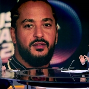 En plateau, Amélie Schildt explique qu'un technicien accuse le chanteur d'agression sexuelle. Les faits décrits par le plaignant sont assez détaillés et, surtout, se sont produits devant témoins.