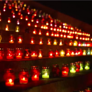 Le musée de la guerre de Kiev organise une cérémonie intitulée Allumer la flamme pour marquer les 1.000 jours de l'invasion totale de la Russie en Ukraine. Un millier de bougies ont été allumées devant la statue de la Mère patrie.