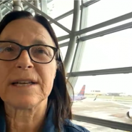 L'aéroport de Bruxelles subit de gros retards à cause des conditions hivernales. Une passagère témoigne.