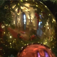 La résidence royale britannique Windsor Castle, le plus grand château occupé au monde, dévoile ses décorations de Noël, dont un sapin vivant géant d'environ 6 mètres qui sera replanté au cours de la nouvelle année. Les pièces où se trouvent les décorations seront ouvertes aux visiteurs et seront démontées le 6 janvier, comme le veut la tradition.