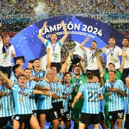 Le Racing soulevant la coupe 