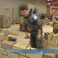 Que vont devenir les professeurs dont les options seront supprimées dans l'enseignement qualifiant ? La suppression de la 7ème année dans l'enseignement technique de qualification suscite aussi l'inquiétude.  Les syndicats parlent de 550 temps pleins supprimés d'ici la rentrée prochaine.